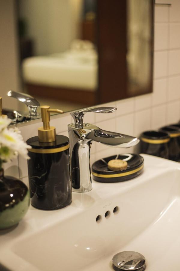 Thapae Twins Hotel Chiang Mai Bagian luar foto