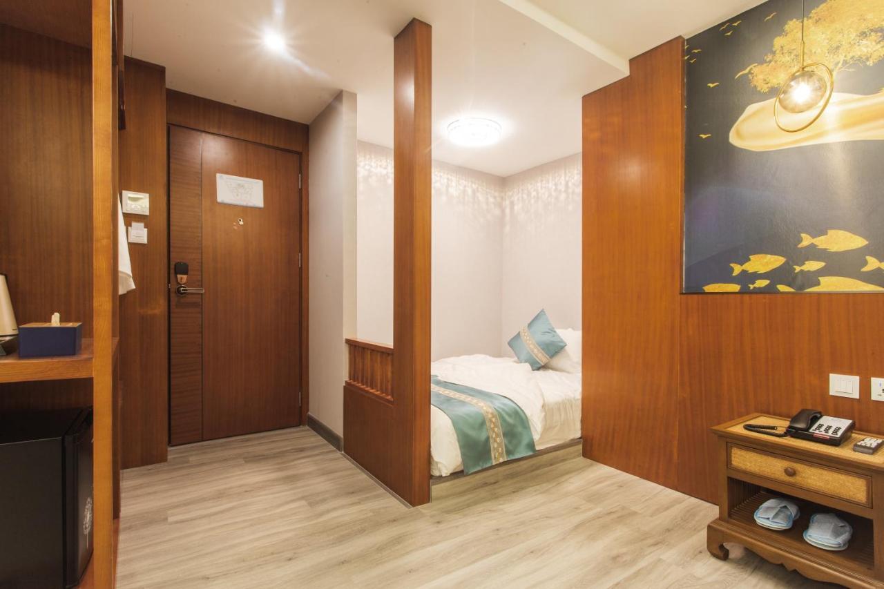 Thapae Twins Hotel Chiang Mai Bagian luar foto