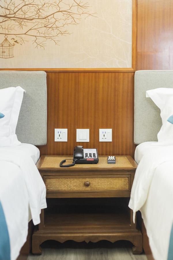 Thapae Twins Hotel Chiang Mai Bagian luar foto
