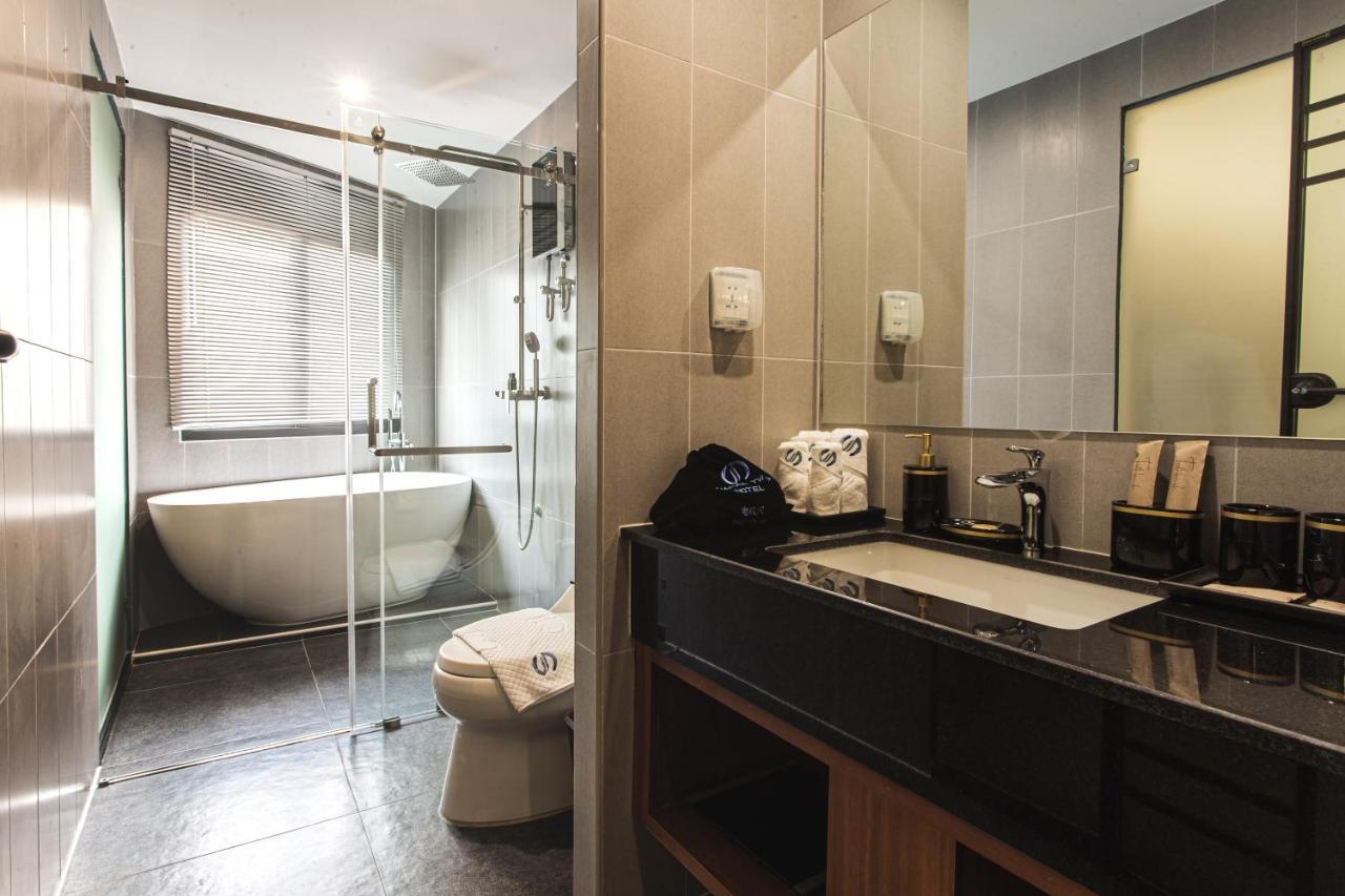 Thapae Twins Hotel Chiang Mai Bagian luar foto